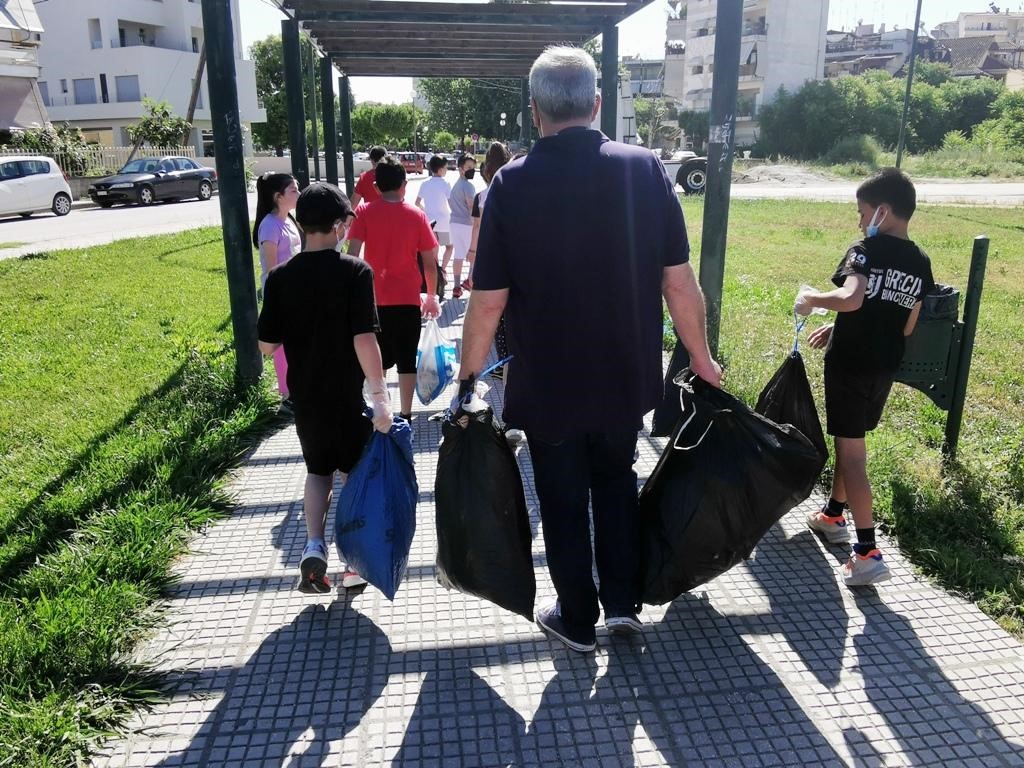 Το 1ο Δημοτικό Σχολείο Τρικάλων καθάρισε την γειτονιά του